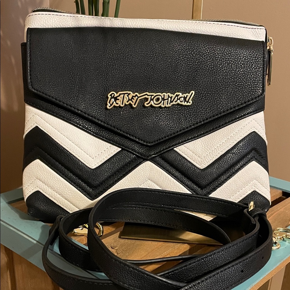 Betsey Johnson Crossbody Bag (EUC)